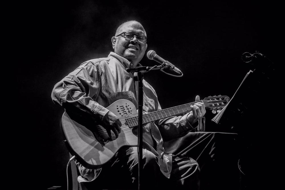 Archivo - El cantautor Pablo Milanés durante un concierto en el Teatro Circo Price, a 12 de mayo de 2021, en Madrid (España). Durante su actuación, dentro del festival de música nverfest 2021, el artista cubano ha presentado su gira ‘Días de Luz’. Milanés Archivo
