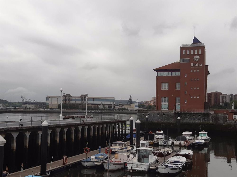Archivo - Cielo muy nuboso en Portugalete. Archivo