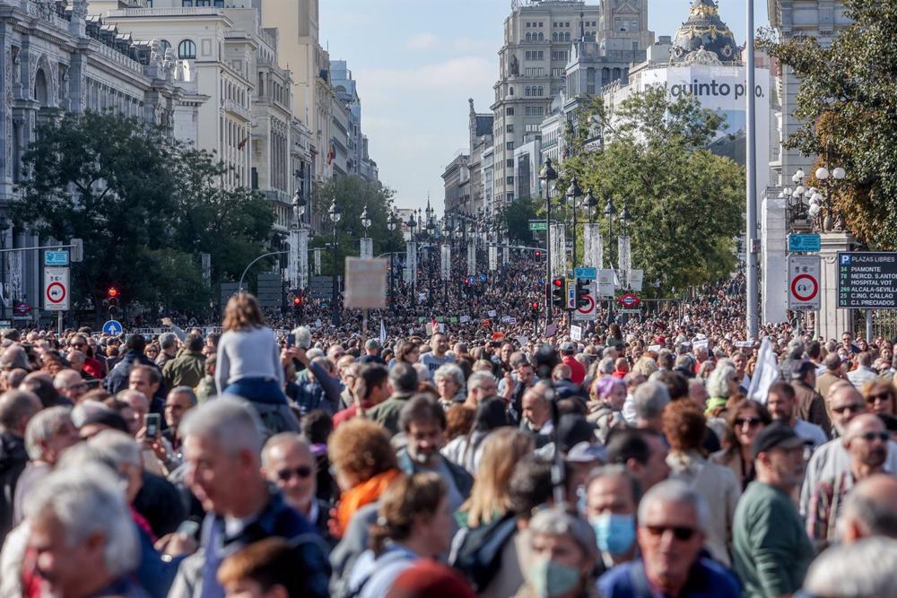 Unas 200.000 personas según la Delegación de Gobierno marchan durante una manifestación contra el desmantelamiento de la Atención Primaria en la Sanidad Pública Unas