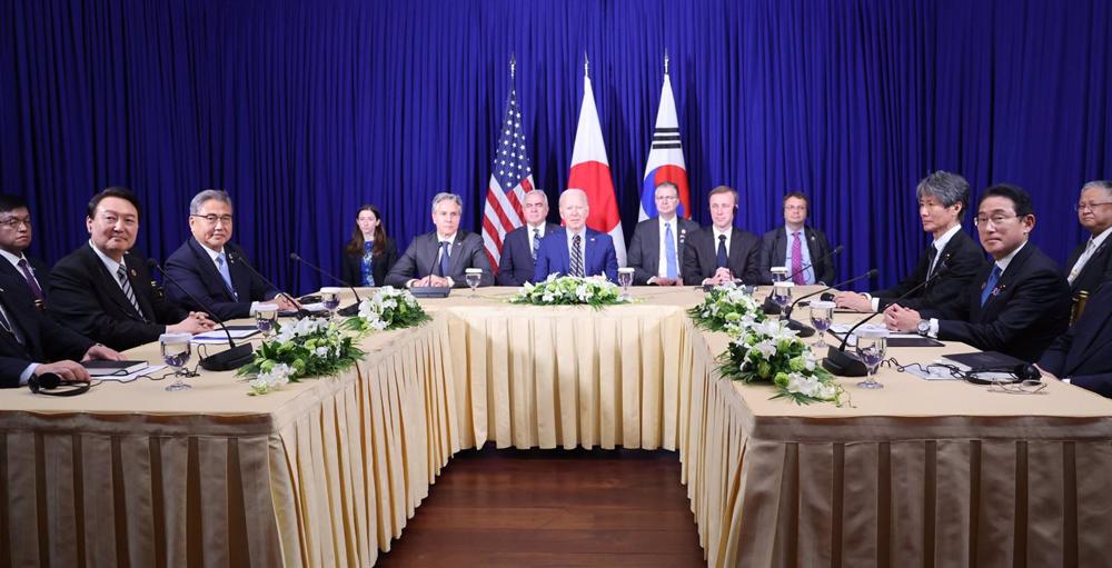 Yoon Suk Yeol, Joe Biden y Fumio Kishida en Nom Pen Yoon