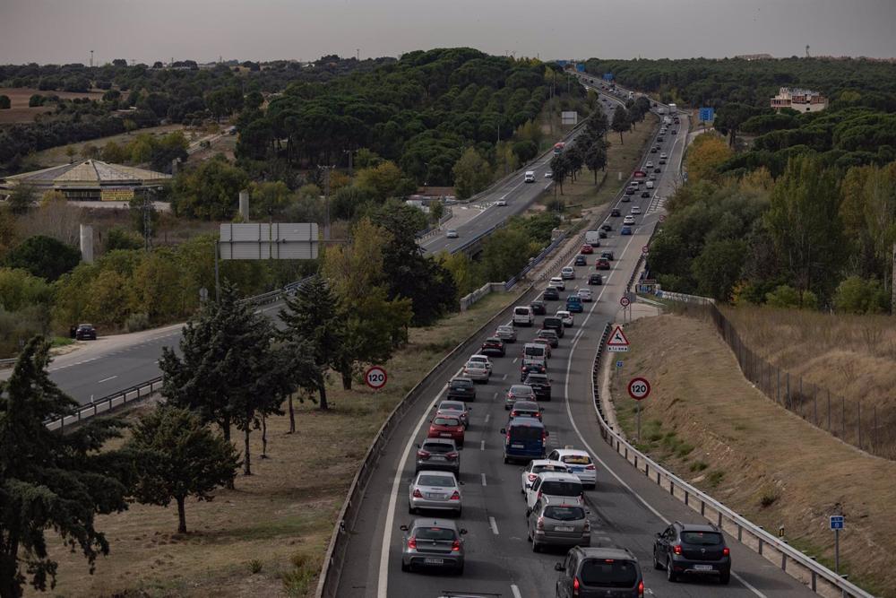 Circulación moderada en la autovía del suroeste, A5, durante la operación salida por el puente de Todos los Santos, a 28 de octubre de 2022, en Madrid (España). Circulación