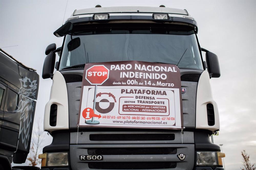 Una cabeza tractora con un cartel en el que se lee: 'Paro Nacional Indefinido', estacionada en las estacionadas en las inmediaciones del estadio Wanda Metropolitano, en Madrid Una