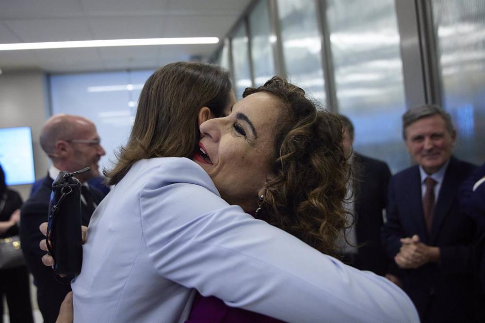 La ministra de Hacienda y Función Pública, María Jesús Montero (d), y la ministra de Industria, Comercio y Turismo, Reyes Maroto (i), se saludan su llegada a la I Jornada de Turismo de Europa Press, a 14 de noviembre de 2022, en Madrid (España). La