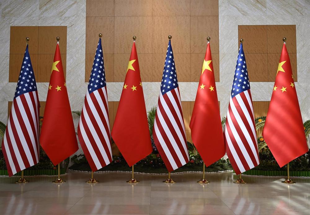 Dateibild der chinesischen und der US-amerikanischen Flagge in Bali in Erwartung des Beginns des Treffens zwischen Joe Biden und Xi Jinping. Dateibild