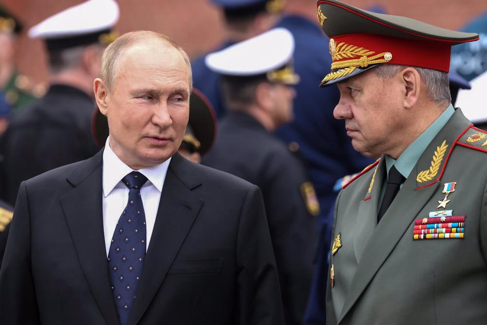 Archivio - Il presidente russo Vladimir Putin, insieme al ministro della Difesa russo Sergei Shoigu, e il presidente russo Vladimir Putin, insieme al ministro della Difesa russo Sergei Shoigu Archivio