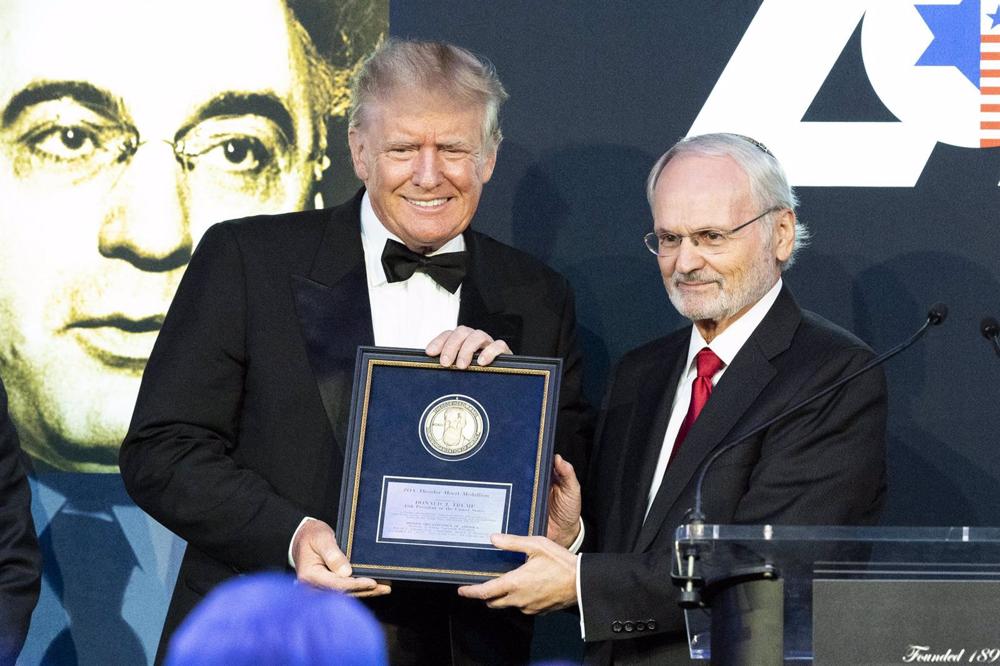 O antigo Presidente dos EUA Donald Trump recebe o Medalhão de Ouro Theodor Herzl da Organização Sionista da América (ZOA) numa cerimónia em Nova Iorque. O