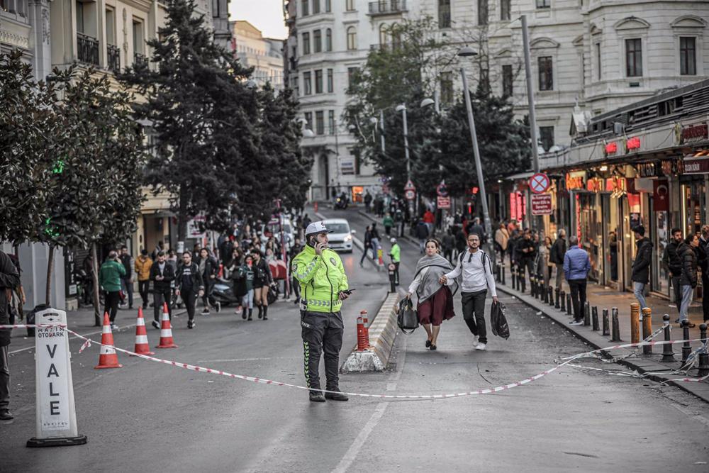 Um polícia turco na avenida Istiklal, em Istambul, depois de uma bomba ter explodido na área. Um