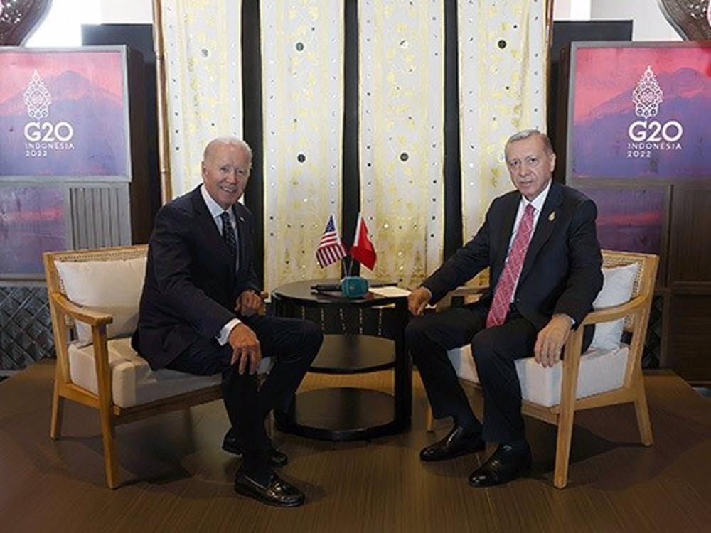 Le président américain Joe Biden (g) lors d'une rencontre avec son homologue turc Recep Tayyip Erdogan (d) pendant le sommet du G20 en Indonésie. Le