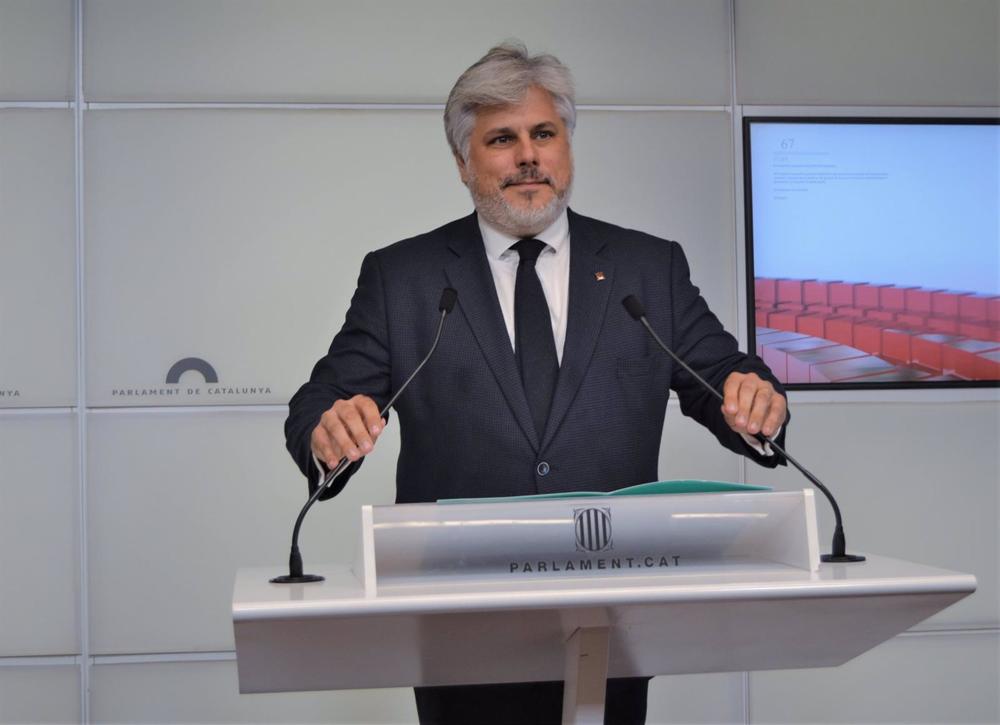 El presidente de Junts en el Parlament, Albert Batet, en rueda de prensa. El