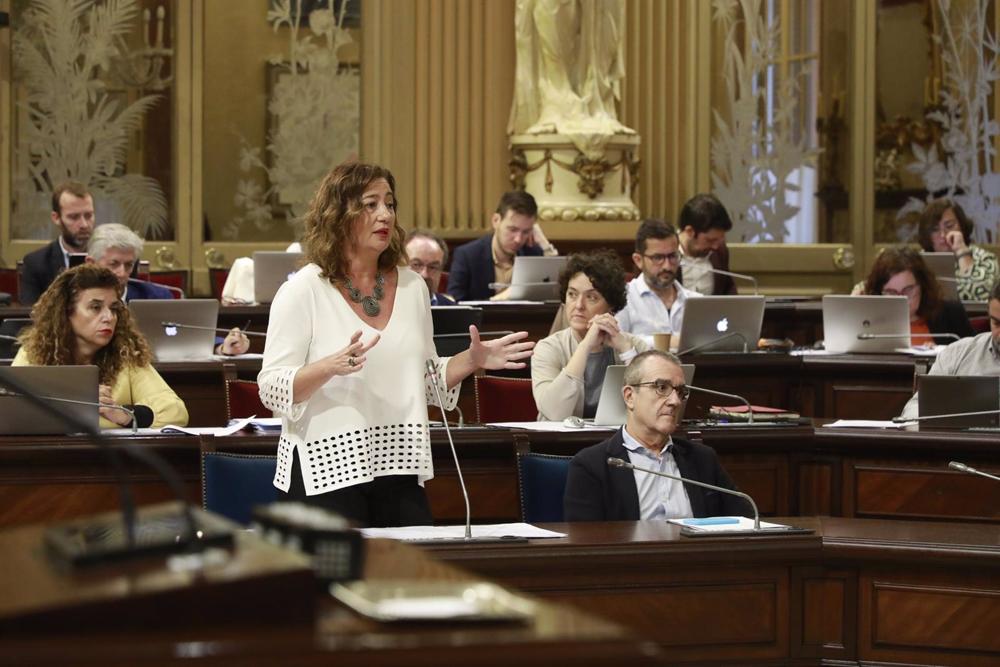 La presidenta del Govern, Francina Armengol, interviene en el pleno del Parlament. La