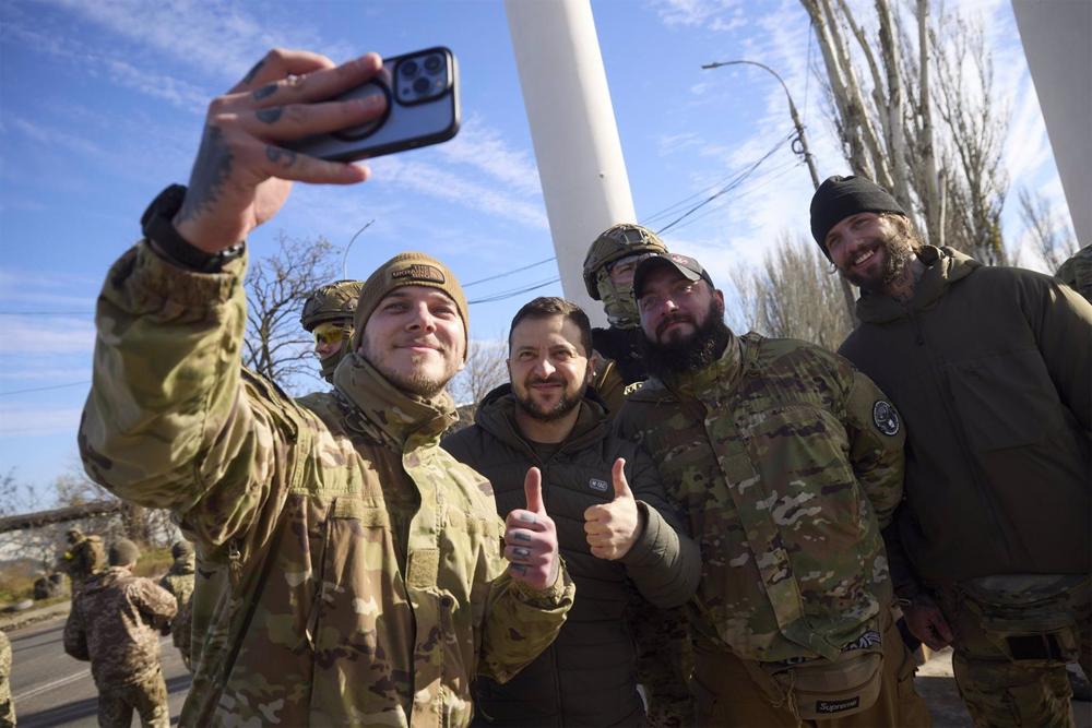 Volodimir Zelenski, President of Ukraine, with a group of military personnel in Kherson. Volodimir