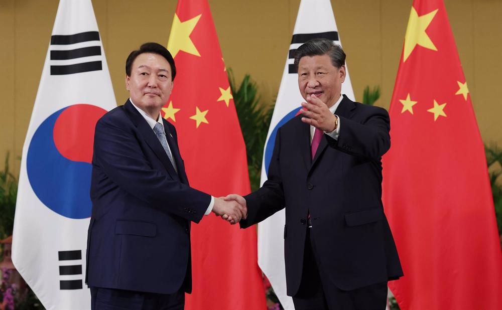 Der südkoreanische Präsident Yoon Suk Yeol mit seinem chinesischen Amtskollegen Xi Jinping. Der