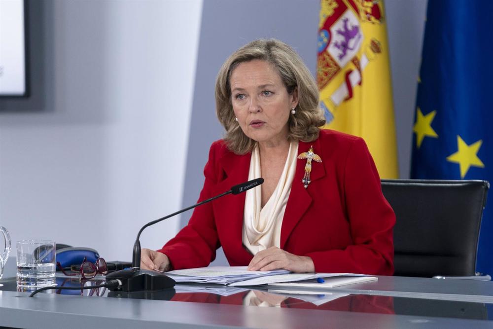 La vicepresidenta primera y ministra de Asuntos Económicos y Transformación Digital, Nadia Calviño, en una rueda de prensa posterior al Consejo de Ministros en Moncloa, a 15 de noviembre de 2022, en Madrid (España). La