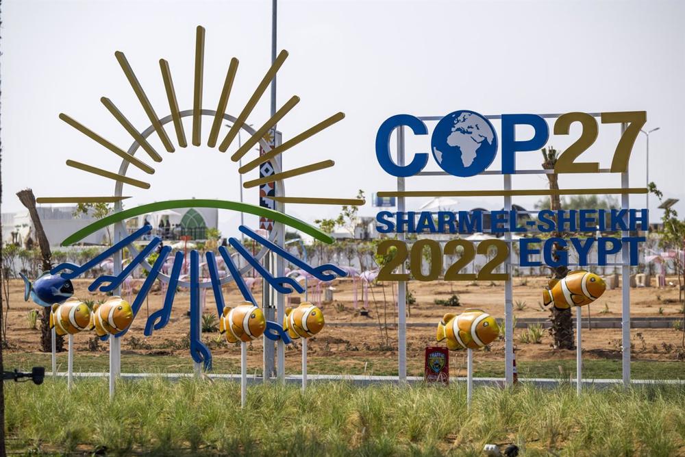 15 November 2022, Egypt, Sharm El-Sheikh: The summit's logo is seen in front of the official site for protests in the so-called Green Zone during the 2022 United Nations Climate Change Conference COP27. Photo: Christophe Gateau/dpa 15