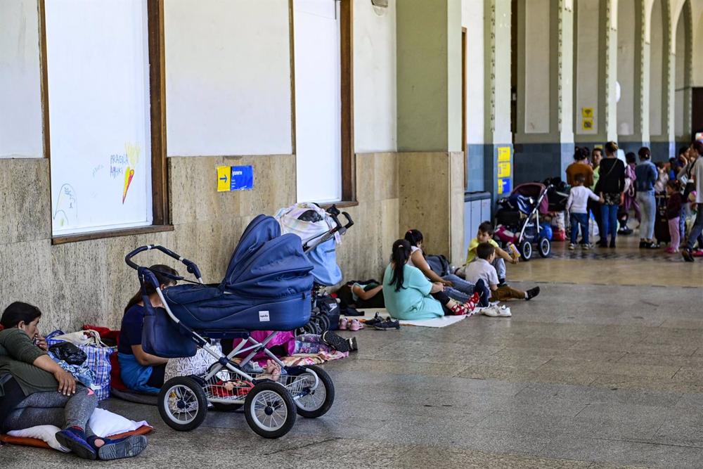 Arquivo - Refugiados ucranianos numa estação de comboios em Praga, República Checa. Arquivo