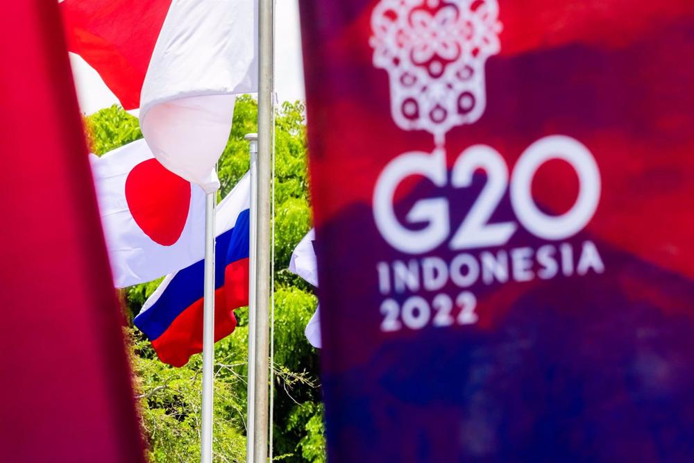 Banderas de Rusia y Japón frente al logo de la cumbre del G20 en Indonesia Banderas