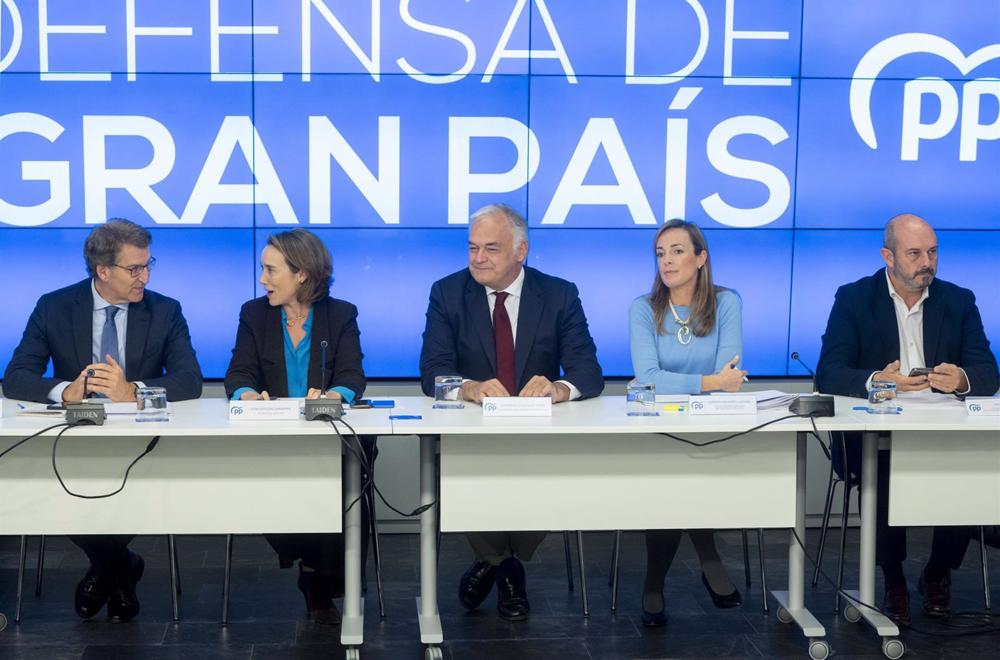 El presidente del PP, Alberto Núñez Feijóo (1i); la secretaria general del PP, Cuca Gamarra (2i); el el vicesecretario Institucional del PP, Esteban González Pons (3d), y la diputada del PP Carmen Navarro Lacoba (2d) en una rueda de prensa tras presidir l El