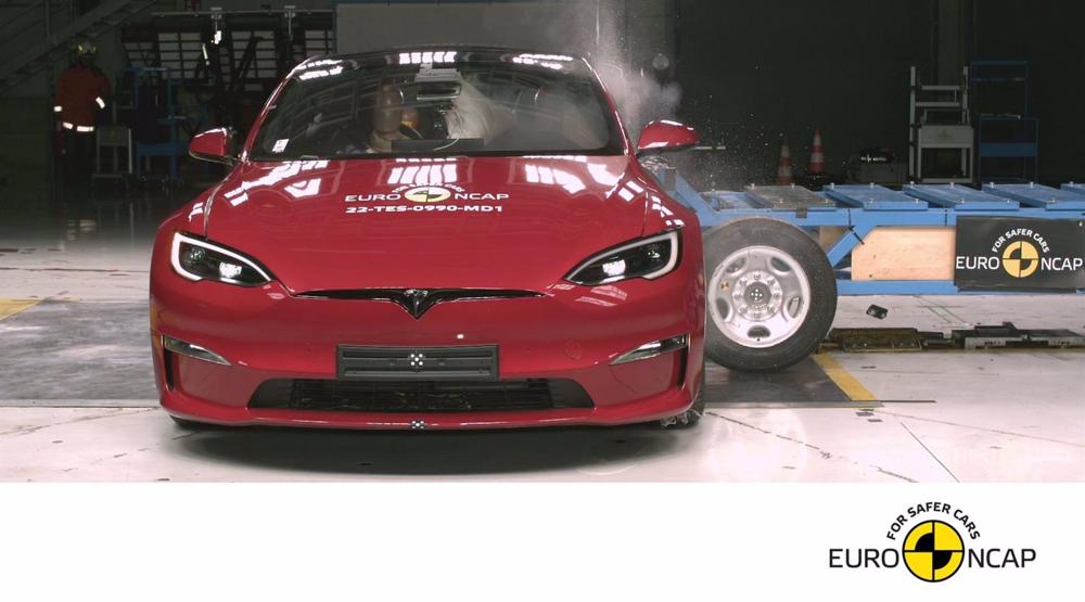 El Tesla Model S durante una prueba de segurida de Euro NCAP El