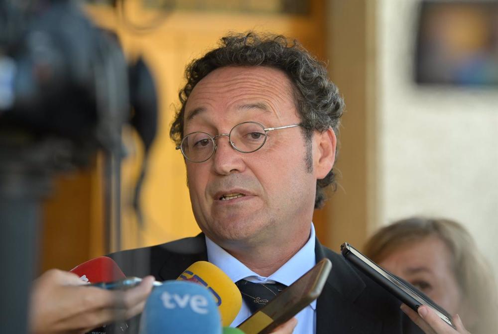 Archivo - El fiscal General del Estado, Álvaro García Ortiz, atiende a los medios antes del inicio de la Junta General de la Fiscalía Especial Antidroga, en el Pazo de Mariñán. Archivo