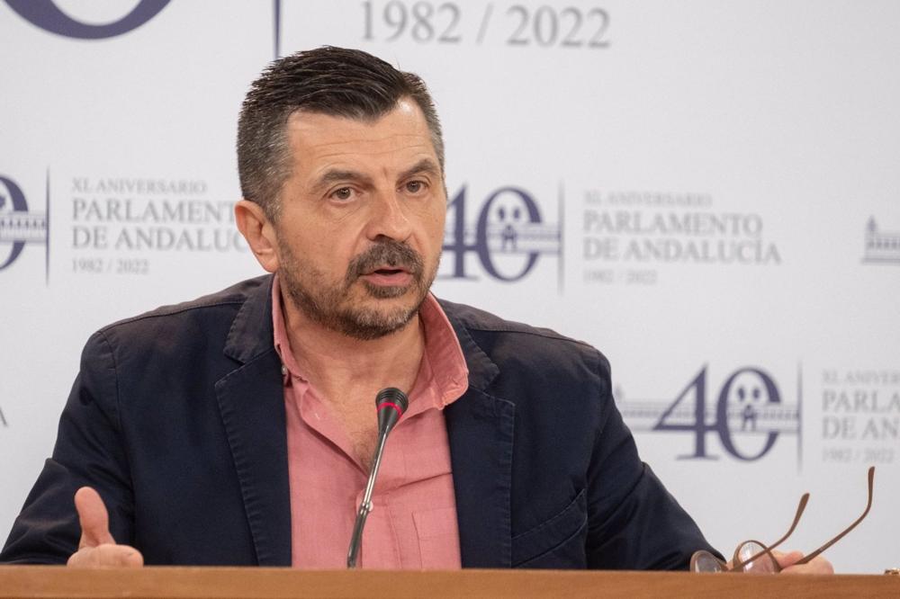 El portavoz del PP-A en el Parlamento de Andalucía, Toni Martín, este miércoles en rueda de prensa. El