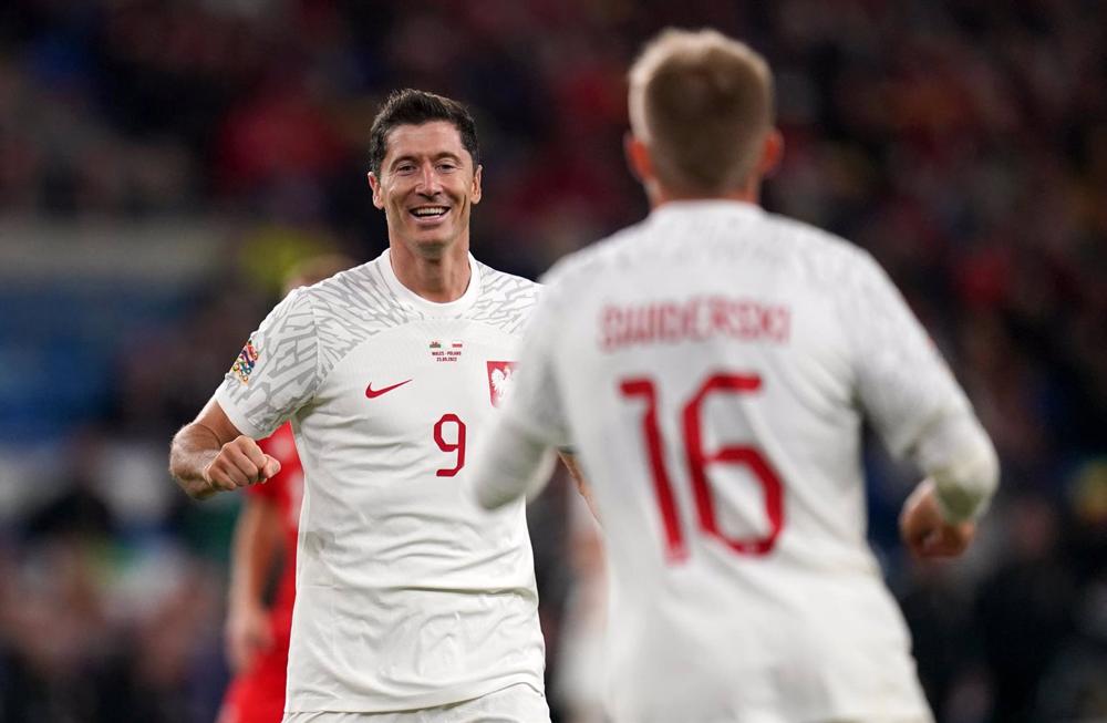 Archivo - El delantero polaco Robert Lewandowski celebra un gol con su selección. Archivo