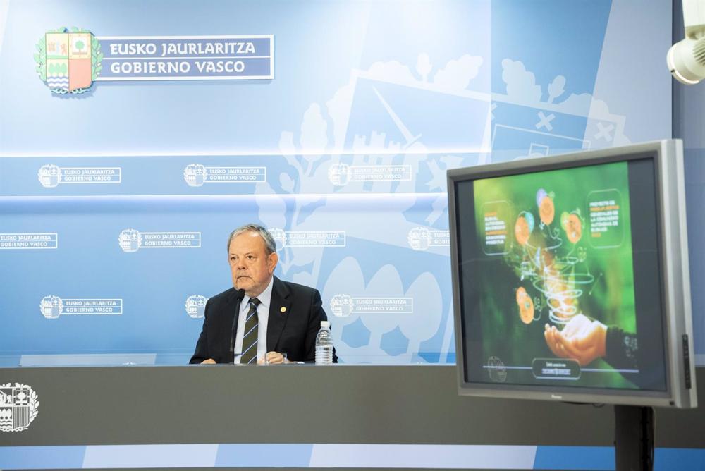 El consejero de Economía y Hacienda, Pedro Azpiazu, ha comparecido ante los medios de comunicación El