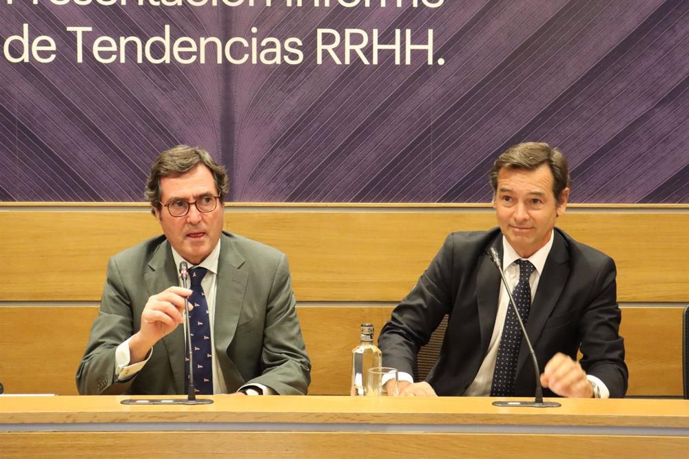(I-D) El Presidente De La CEOE, Antonio Garamendi, Y El Presidente Ejecutivo De Randstad España, Portugal Y Latam, Jesús Echevarría, Durante La Presentación De Un Informe, El 16 De Noviembre De 2022, En Madrid. (I-D)