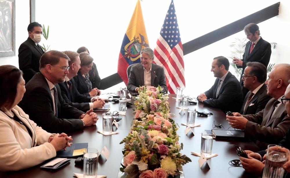 El presidente de Ecuador, Guillemo Lasso, con la subsecretaria de Asuntos Políticos de Estados Unidos, Victoria Nuland El