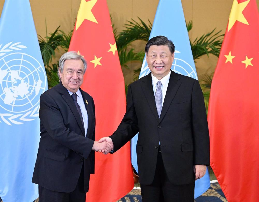 O Presidente chinês Xi Jinping e o Secretário-Geral da ONU Antonio Guterres em Bali, Indonésia. O