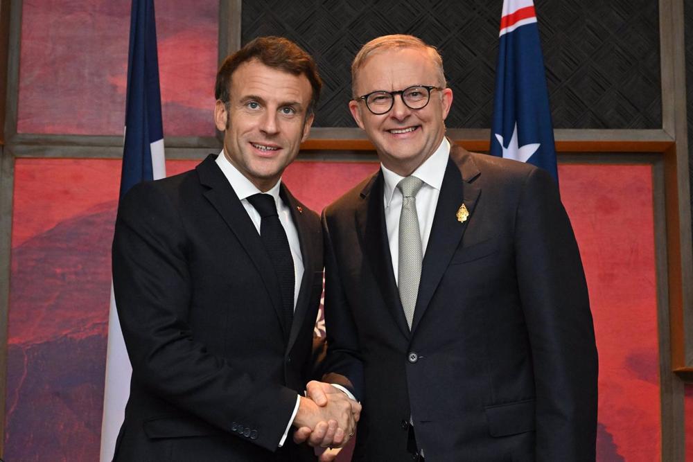 Il Presidente francese Emmanuel Macron incontra il Primo Ministro australiano Anthony Albanese durante il vertice del G20 del 2022. Il