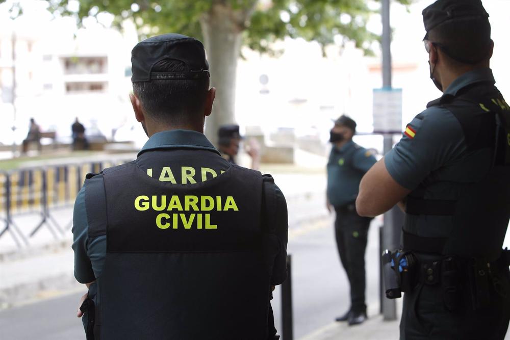 Archivo - Dos agentes de Guardia Civil. Archivo