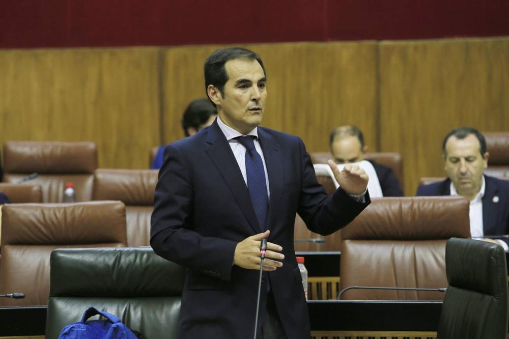 El consejero andaluz de Justicia, Administración Local y Función Pública, José Antonio Nieto, en una foto de archivo en el Parlamento andaluz. El