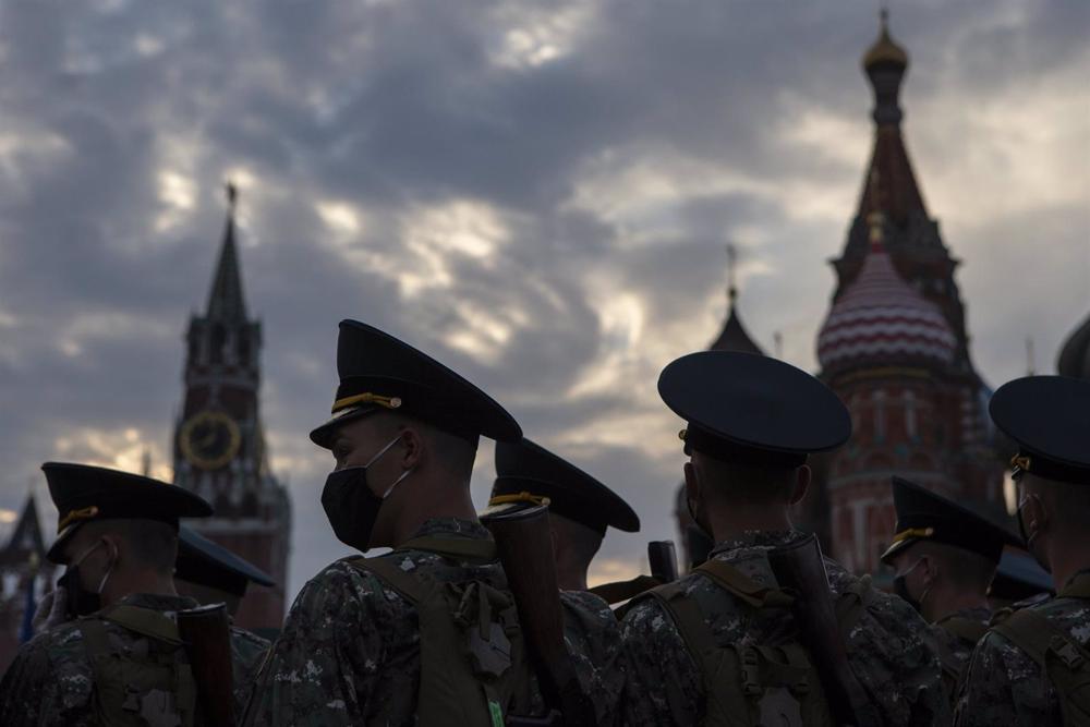 Archiv - Parade russischer Soldaten auf dem Roten Platz in Moskau, mit dem Kreml im Hintergrund Archiv