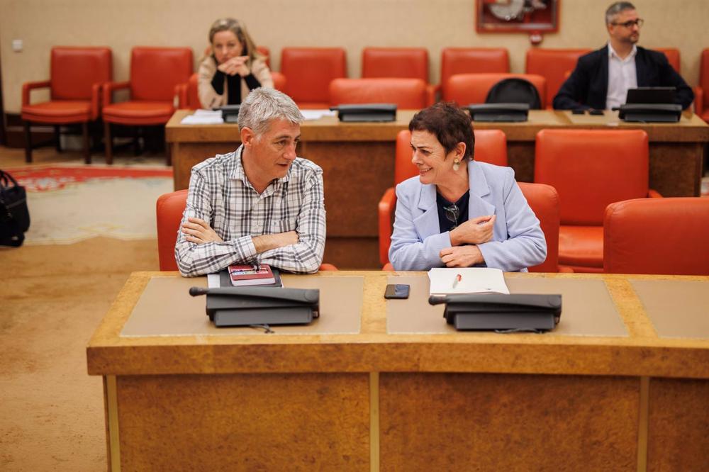El diputado de EH Bildu Oskar Matute y la portavoz de EH Bildu en el Congreso, Mertxe Aizpurua, durante la Comisión de Presupuestos, en el Congreso de los Diputados, a 15 de noviembre de 2022, en Madrid (España). La Comisión de Presupuestos se reúne en tr El