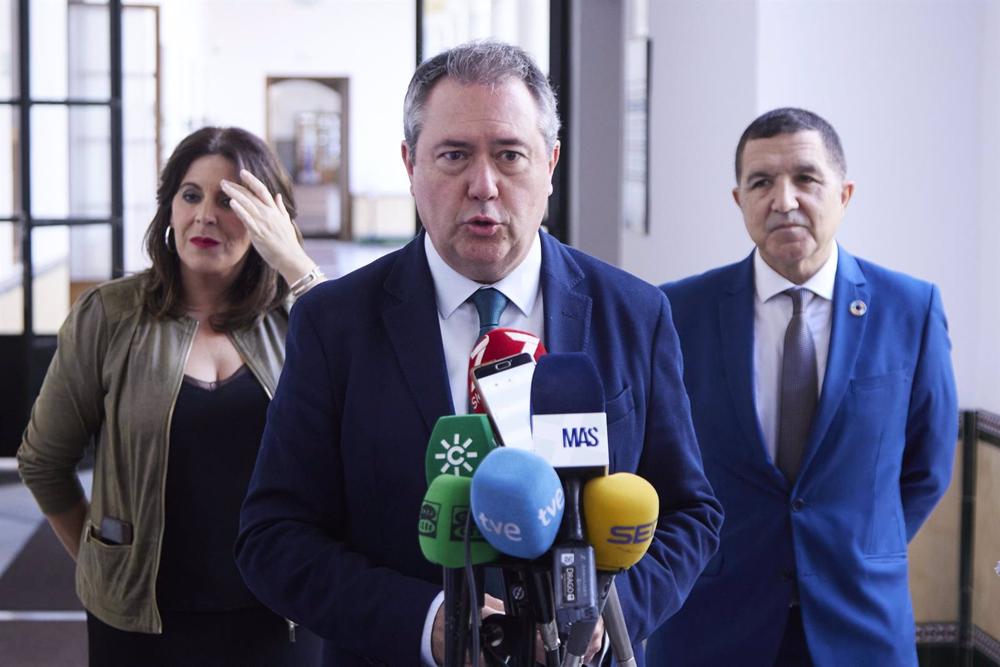 El secretario general del PSOE de Andalucía y Portavoz del Grupo Parlamentario Socialista, Juan Espadas, atiende a los medios de comunicación tras registrar la enmienda a la totalidad de su grupo al Presupuesto de la Junta de Andalucía para 2023 en el Par El