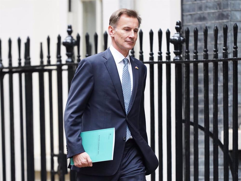 17 novembre 2022, Royaume-Uni, Londres : Le chancelier de l'Échiquier britannique Jeremy Hunt quitte le 11 Downing Street, à Londres, pour se rendre à la Chambre des communes afin de prononcer sa déclaration d'automne. Photo : James Manning/PA Wire/dpa 17