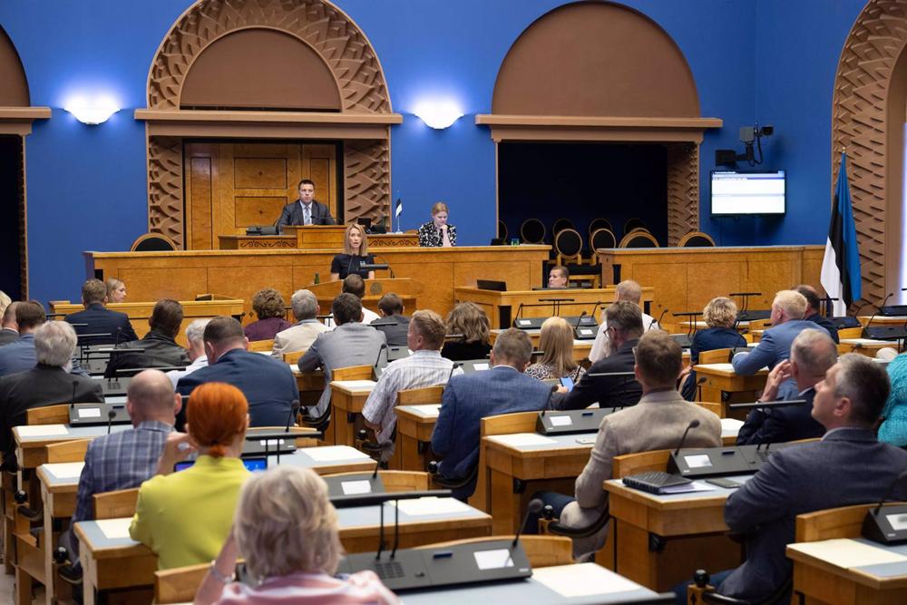 La primera ministra de Estonia, Kaja Kallas, se dirige al Parlamento, el Riigikogu. La