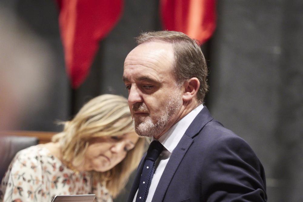 Archivo - El presidente de UPN y portavoz de Navarra Suma, Javier Esparza, en el Parlamento de Navarra. Archivo