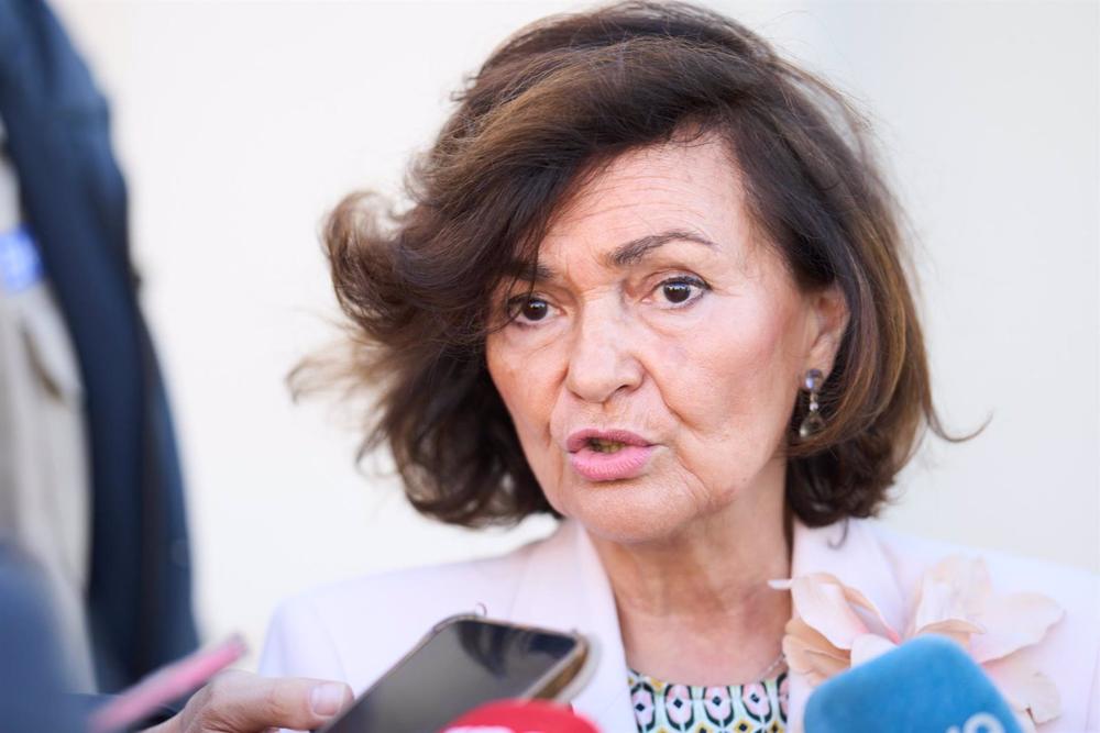 La presidenta de la Comisión de Igualdad en el Congreso de los Diputados y exvicepresidenta del Gobierno, Carmen Calvo, ofrece declaraciones a los medios de comunicación a su llegada a las jornadas ‘Unidad social contra la violencia de género’, en el Pala La