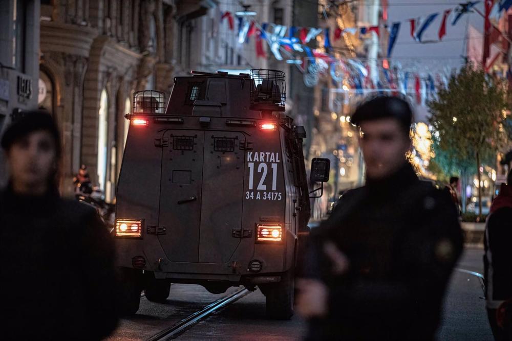 Ein Polizeifahrzeug am Tatort des Anschlags auf der Istiklal Avenue in Istanbul, Türkei. Ein
