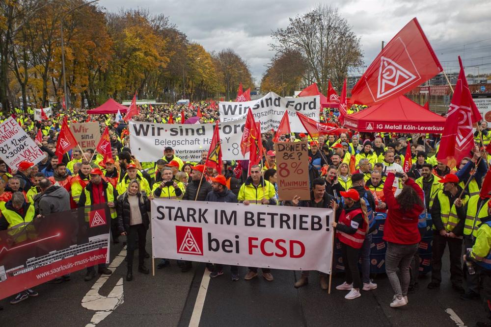 17 November 2022, North Rhine-Westphalia, Cologne: Ford workers take part in a demonstration organized by the IG Metall trade union at Gate 24 of the Ford plant in Cologne Niehl. Photo: Thomas Banneyer/dpa 17