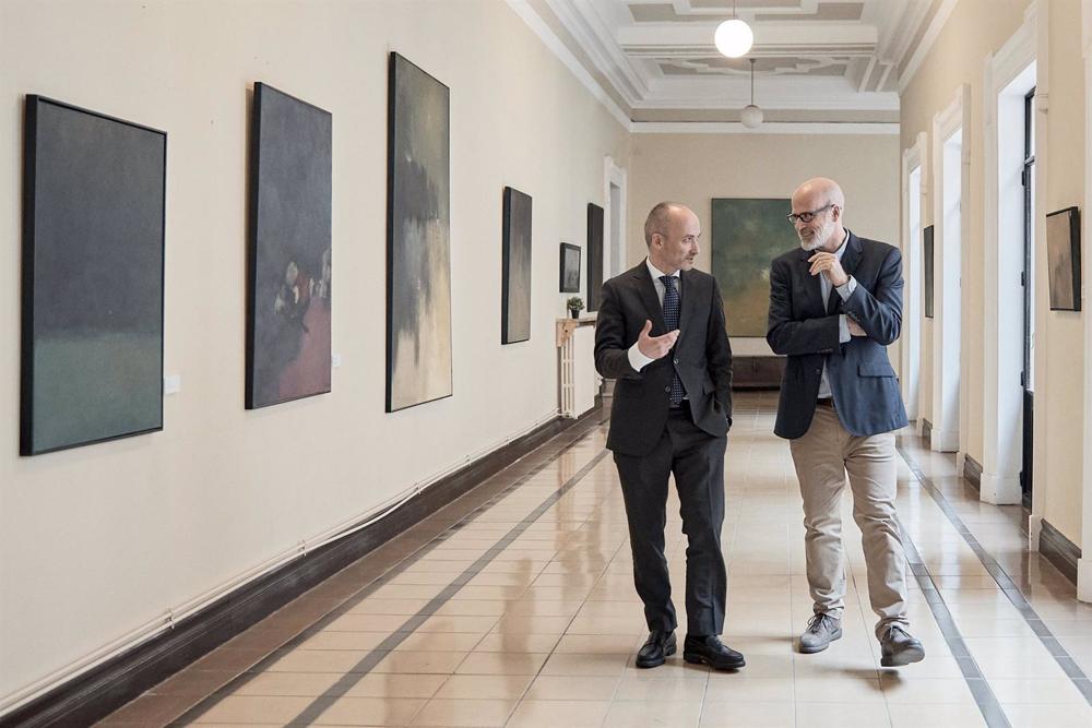 El consejero delegado de Inditex, Óscar García Maceiras, y el vicepresidente ejecutivo de Entreculturas, Daniel Villanueva, firman un convenio de colaboración en Madrid, a 18 de noviembre de 2022 El