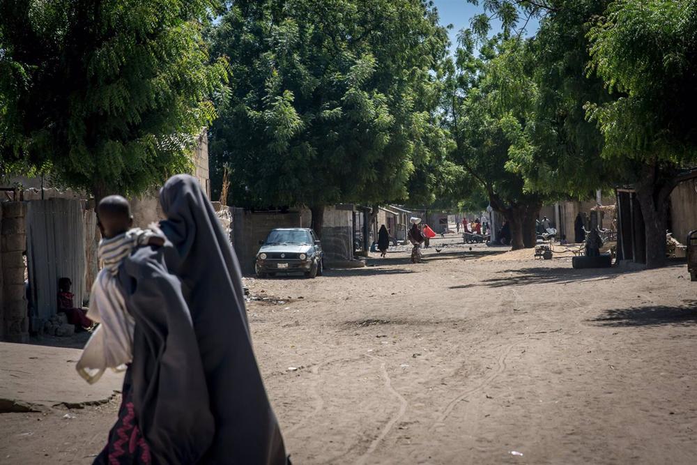 Datei - Eine Frau geht mit ihrem Baby in Maiduguri, der Hauptstadt des Bundesstaates Borno, Nigeria, spazieren. Datei