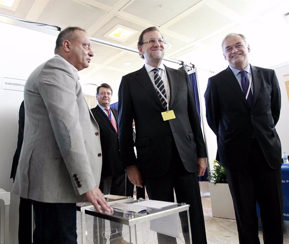 Archivo - Mariano Rajoy, presidente del Gobierno y Esteban González Pons, el vicesecretario de Estudios y Programas del PP, en el Congreso del Partido Popular Europeo Archivo