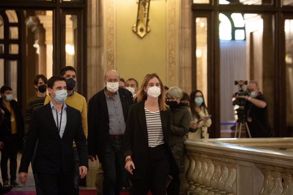 Archivo - La líder de En Comú Podem en el Parlament, Jessica Albiach (1d), y los diputados Marc Parés (1i), Joan Carles Gallego (2d) y David Cid (2i) acuden a una reunión con el presidente de la Generalitat para abordar la tramitación de los Presupuestos Archivo