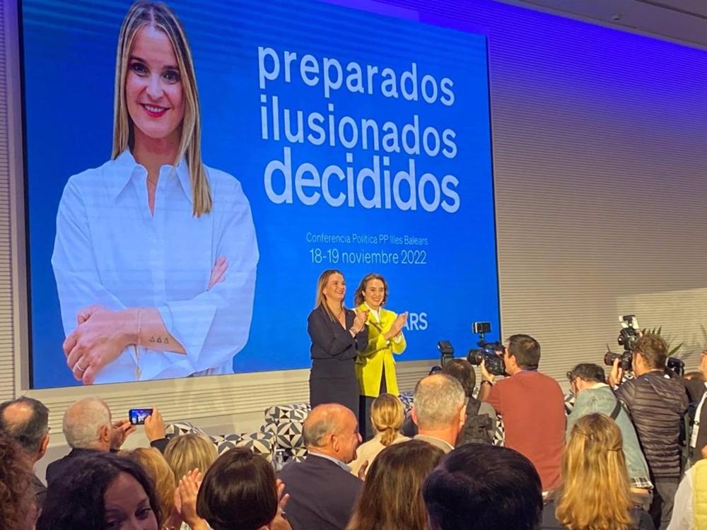 La presidenta del PP de Baleares, Marga Prohens, y la secretaria general del partido, Cuca Gamarra, en un acto en Palma. La