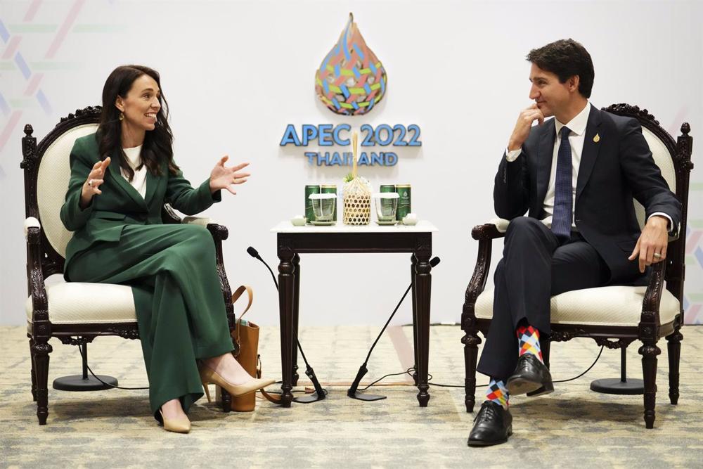 Il primo ministro australiano Jacinda Ardern parla con il primo ministro canadese Justin Trudeau durante l'incontro APEC. Il