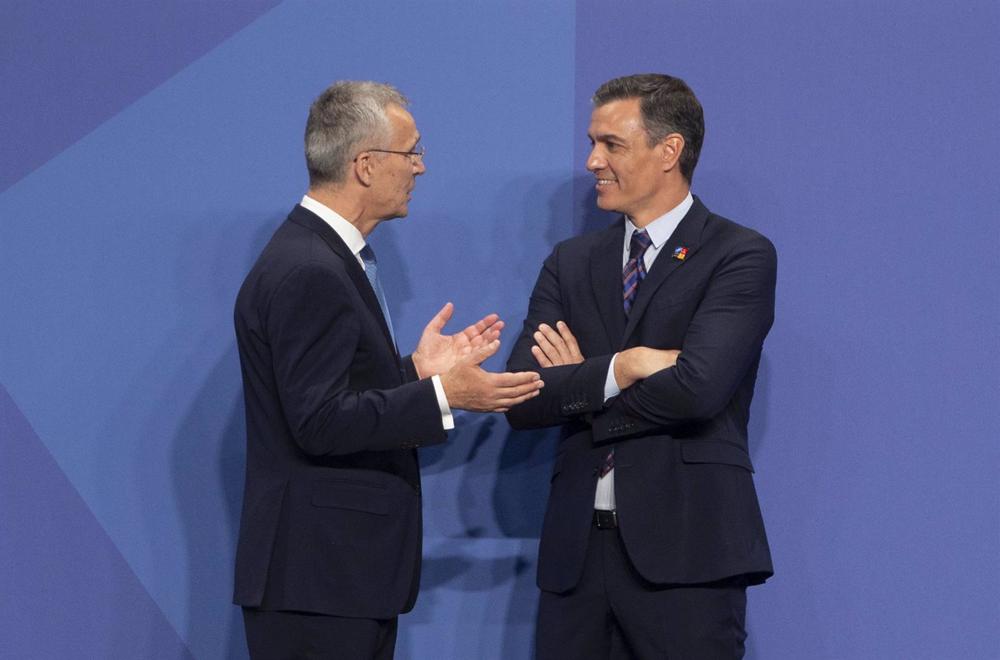 Archivo - El secretario General de la OTAN, Jens Stoltenberg (i), y el presidente del Gobierno, Pedro Sánchez, conversan a su llegada al comienzo de la Cumbre de la OTAN 2022 Archivo