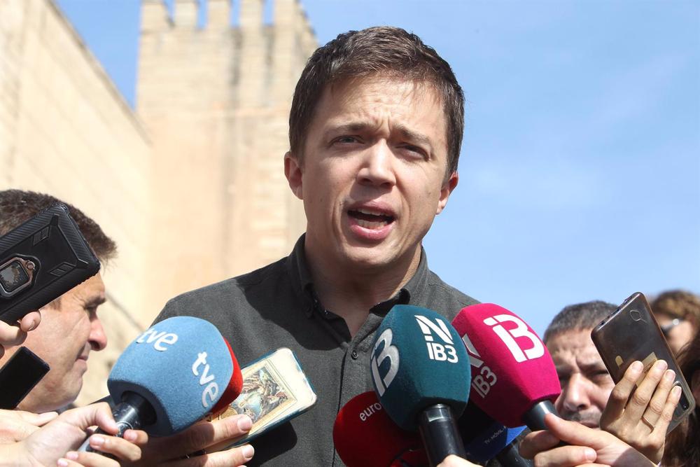 El líder de Más País, Iñigo Errejón, ofrece declaraciones a los medios después de una jornada para la ampliación de la alianza de Más País, Compromís, Més Per Mallorca y la Chunta, a 21 de octubre de 2022, en Palma, Mallorca, Islas Baleares (España). El