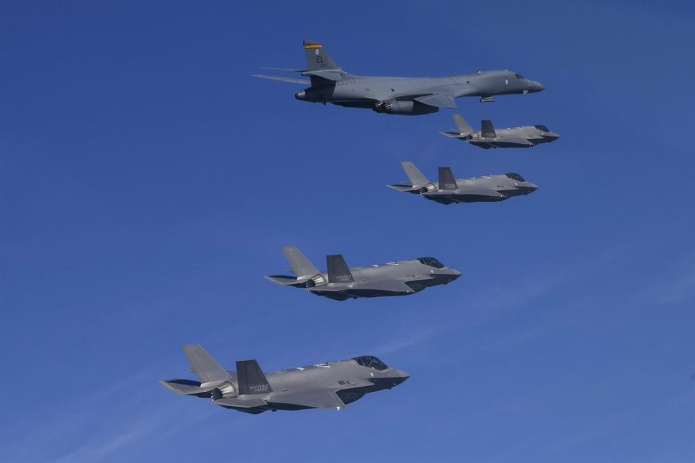 B-1B bombardeiro estratégico dos EUA com quatro caças F35A sul-coreanos B-1B